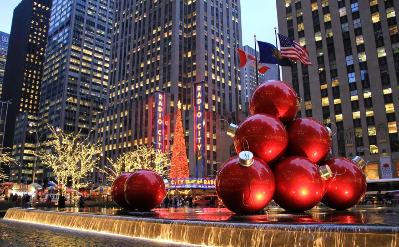 Radio City Ornaments – az óriási piros karácsonyi gömbök története és látogatása